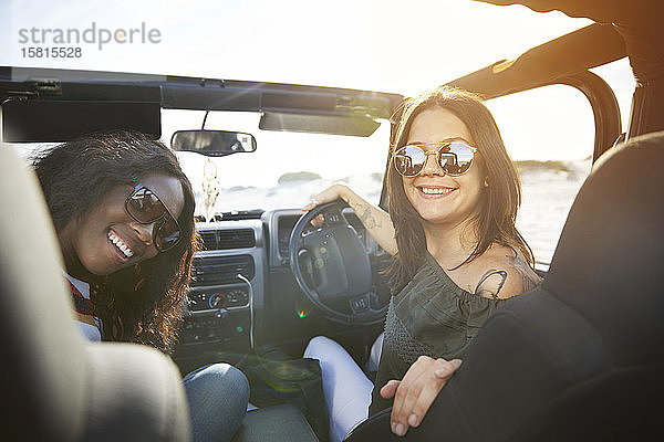 Portrait lächelnd junge Frauen Freunde tragen Sonnenbrille in sonnigen Jeep