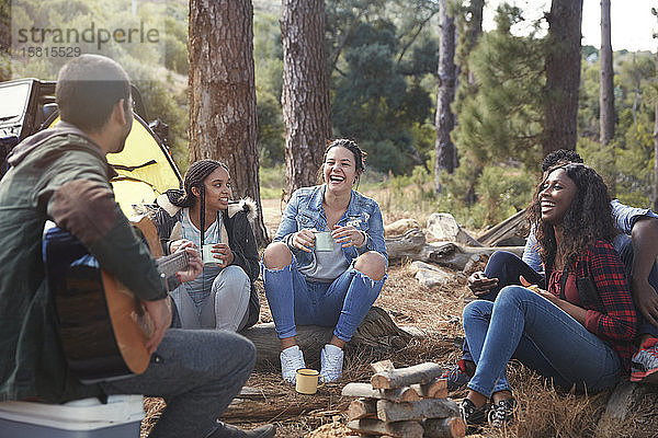 Junge Freunde  die lachen und auf dem Campingplatz abhängen