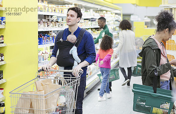 Menschen beim Einkaufen im Supermarkt