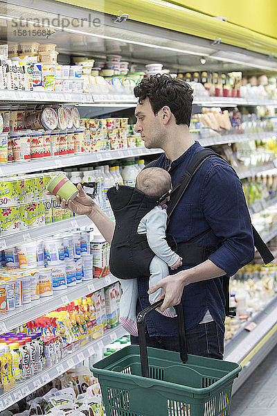 Vater mit kleiner Tochter beim Lebensmitteleinkauf im Supermarkt