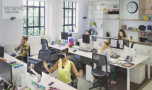 Designer arbeiten an Schreibtischen in einem Großraumbüro