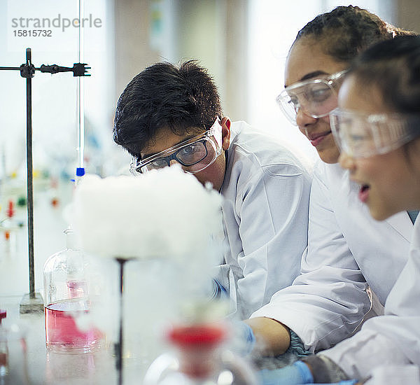 Schüler beobachten eine chemische Reaktion und führen ein wissenschaftliches Experiment in einem Laboratorium durch