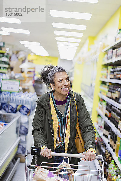 Lächelnde Frau beim Einkaufen im Supermarkt