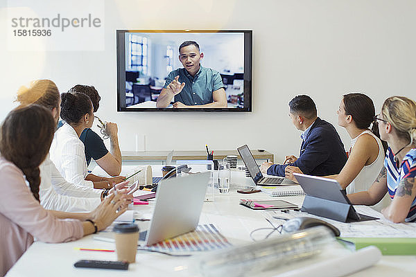 Videokonferenz zwischen Designern und einem Kollegen im Konferenzraum