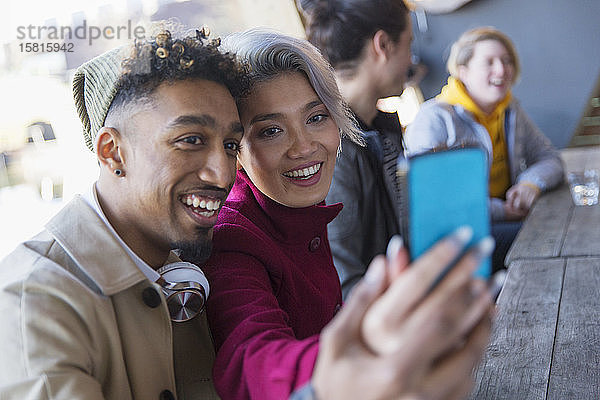 Lächelndes junges Paar nimmt Selfie in Kamera-Handy
