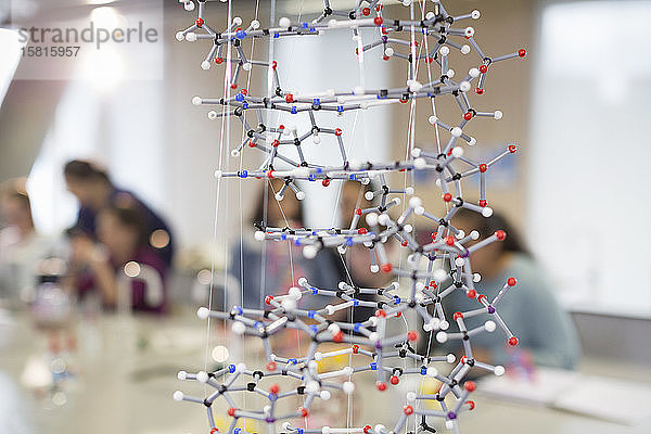 Molekularstruktur im Klassenzimmer aufgehängt
