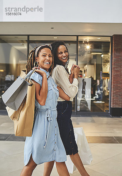 Porträt glückliche Frauen Freunde Einkaufen im Einkaufszentrum