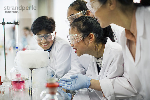 Neugierige Schüler beobachten eine chemische Reaktion und führen ein wissenschaftliches Experiment in einem Laboratorium durch