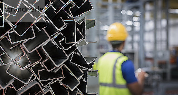 Männlicher Arbeiter in einer Stahlfabrik