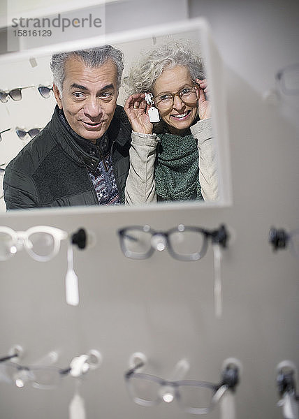 Ein älteres Ehepaar kauft eine Brille in einem Optikergeschäft