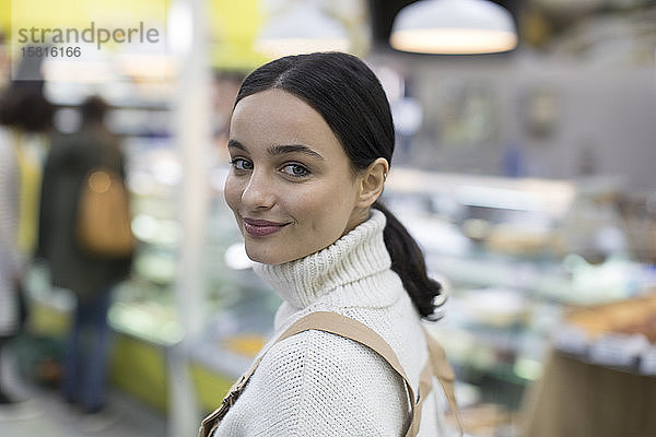 Porträt selbstbewusste junge Frau im Supermarkt