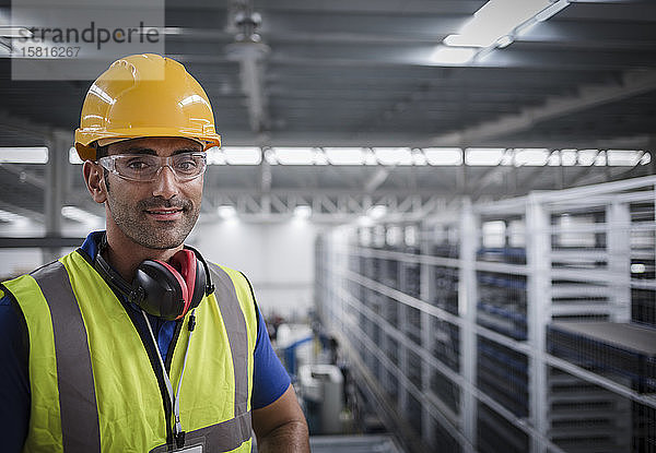 Portrait männlicher Arbeiter mit Gehörschutz in einer Fabrik