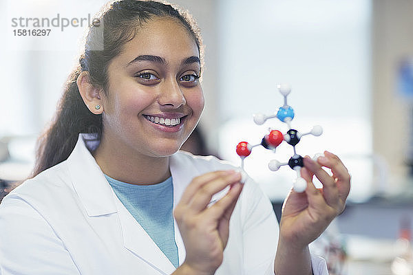 Portrait lächelnd Mädchen Studentin hält molekularen Modell im Labor Klassenzimmer