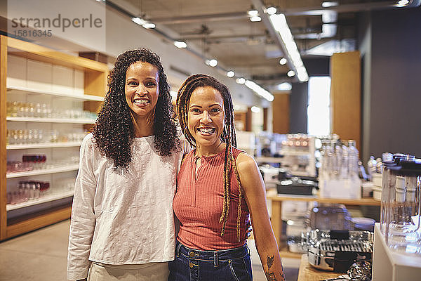 Porträt lächelnd zuversichtlich  Frauen Freunde Einkaufen in Haushaltswaren Geschäft
