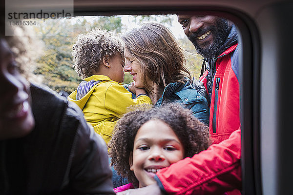Porträt glückliche Familie vor Autofenster