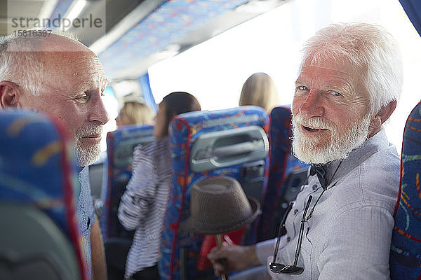 Porträt lächelnd  zuversichtlich  aktive ältere Männer Touristen auf Tour Bus