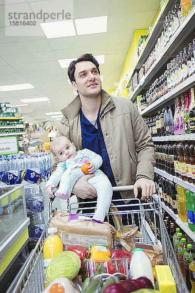 Vater und kleine Tochter beim Einkaufen im Supermarkt