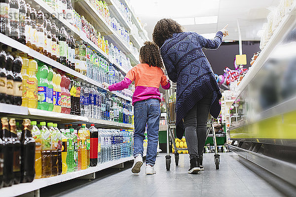 Mutter und Tochter beim Einkaufen im Supermarkt