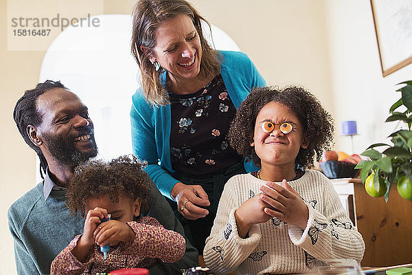 Verspielte Familie beim Verzieren von Cupcakes