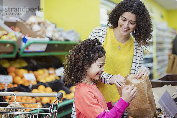 Mutter und Tochter kaufen im Supermarkt ein