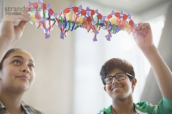 Schüler untersuchen ein DNA-Modell im Klassenlabor
