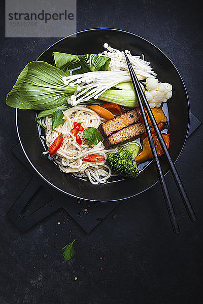 Ramen mit Tofu  Pilzen und Gemüse