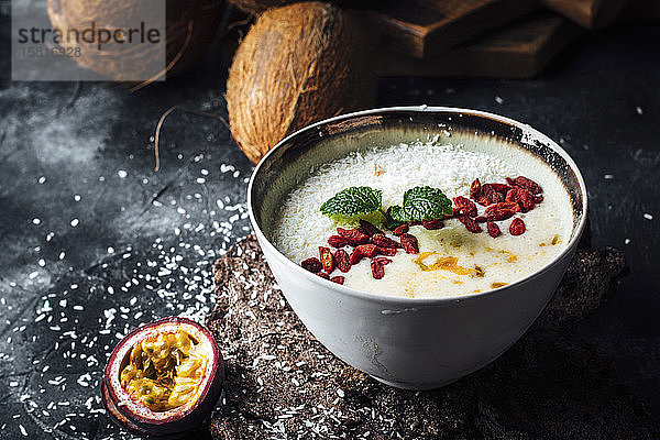 Smoothie-Bowl mit Goji und Passionsfrucht