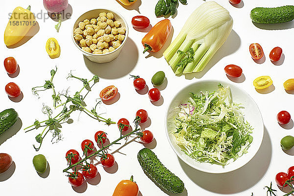 Gesunde Salatzutaten auf weißem Hintergrund