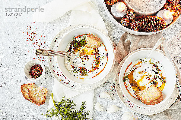 Cilbir - modisches Frühstück aus Pute mit pochiertem Ei