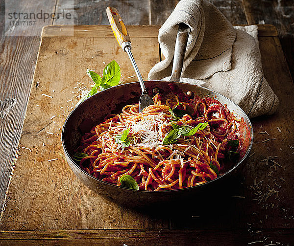 Spaghetti mit Tomatensauce in der Pfanne