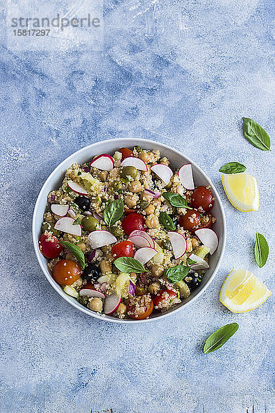 Schüssel mit mediterranem Quinoa-Salat