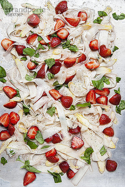 Spargelsalat mit Erdbeeren und Basilikum