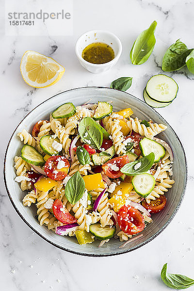 Vegetarischer Fusilli-Salat mit Gemüse und Feta