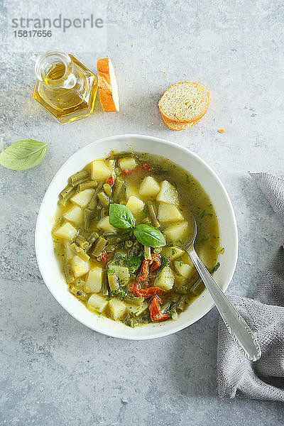 Ligurische Suppe mit Kartoffeln  grünen Bohnen  getrockneten Tomaten und Basilikum-Pesto