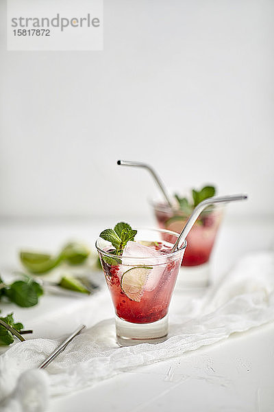 Holunderblüten-Himbeer-Limetten-Mocktail