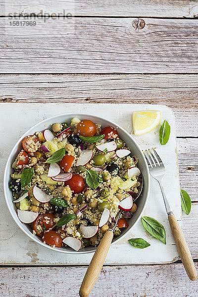 Quinoa-Salat mit Kichererbsen  Radieschen und Kirschtomaten