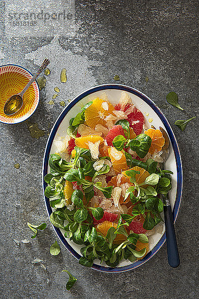 Salat aus Grapefruit  Orange  Satsuma und Pomelo mit Feldsalat