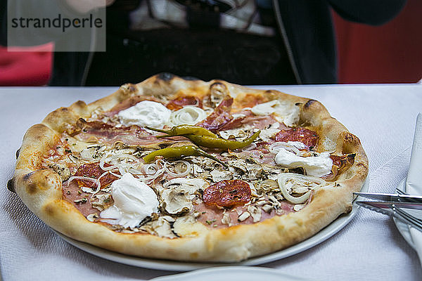 pizza mit burrata und salami