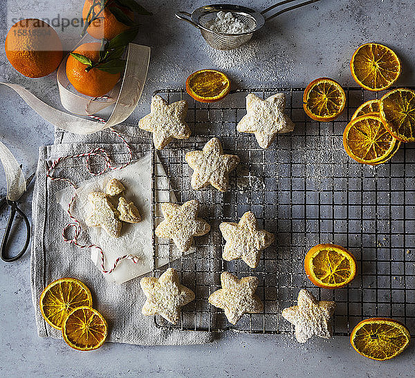Shortbread Star Kekse mit Puderzucker und Orangenscheiben