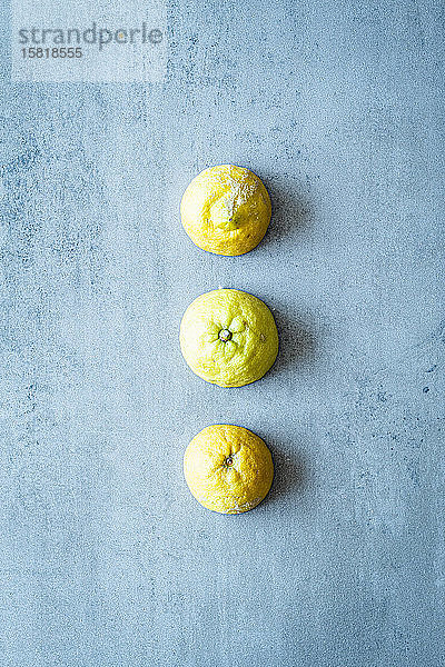 Eine Reihe von drei halbierten Zitronen