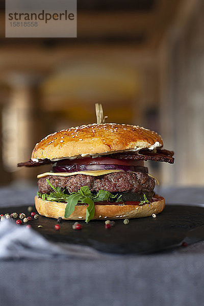 Rindfleisch-Burger mit Speck  Tomaten und Käse
