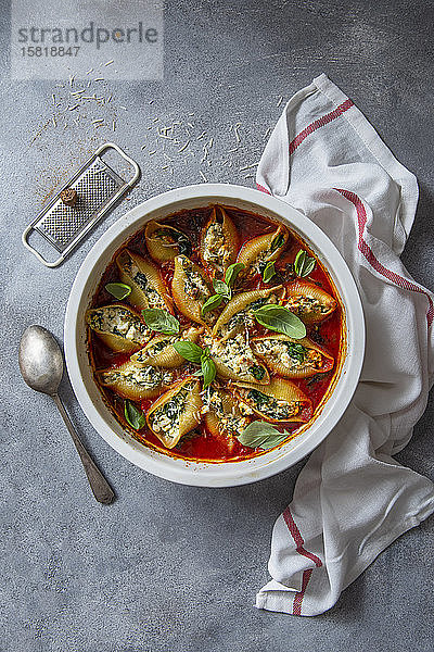 Conchiglioni gefüllt mit Ricotta  Muskatnuss und Spinat mit Tomaten-Basilikum-Sauce