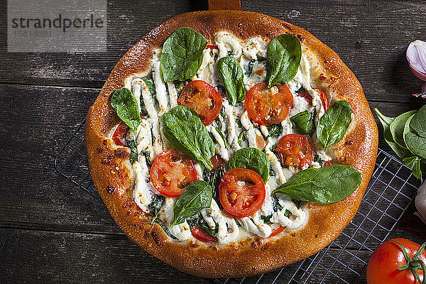 Pizza mit Tomate  Mozzarellakäse und Basilikum