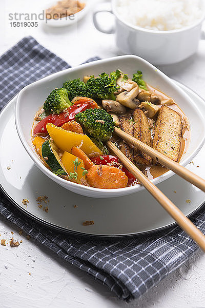 Gegrillter Tofu mit Gemüse in Tandoori-Kokos-Sauce  dazu Jasminreis (vegan)