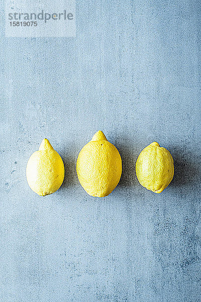 Eine Reihe von drei Zitronen