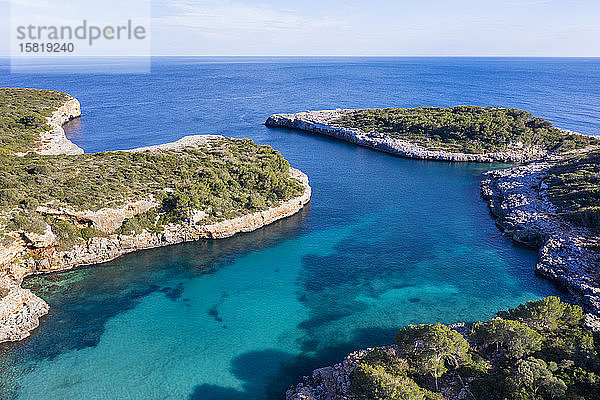 Spanien  Balearen  Cala dOr  Drohnenansicht der Bucht von Cala sa Nau im Sommer