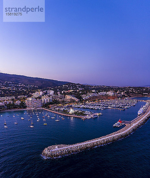 Spanien  Balearen  Mallorca  Portals Nous  Puerto Portals  Luftaufnahme des Luxus-Yachthafens bei Sonnenuntergang