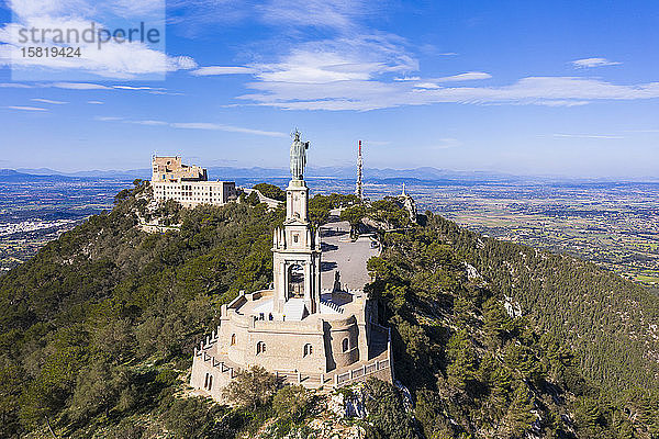 Spanien  Balearen  Felanitx  Drohnenansicht des Jesus Christus-Denkmals im Heiligtum von Sant Salvador
