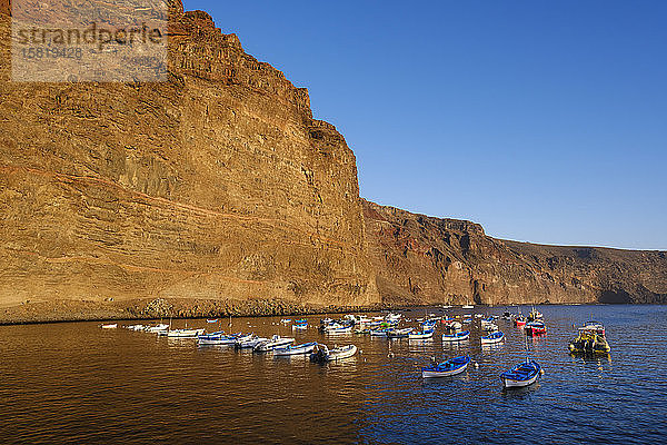 Spanien  La Gomera  Valle Gran Rey  Boote vor der Küstenklippe vertäut