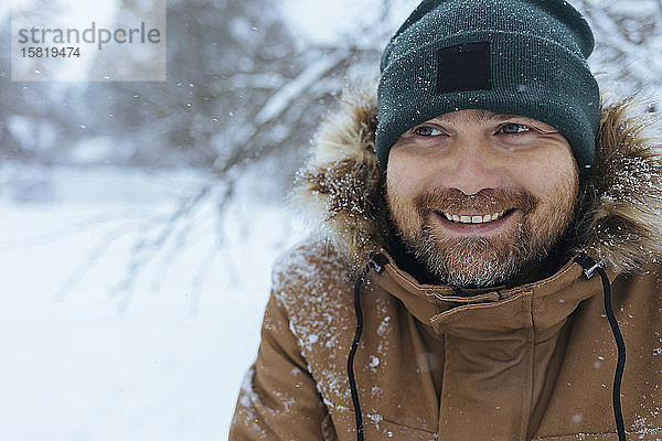 Porträt eines lächelnden Mannes im Winter